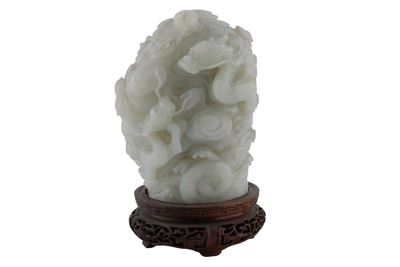Scultura in nefrite raffigurante lotta di draghi imperiali tra nubi IGB-1177
