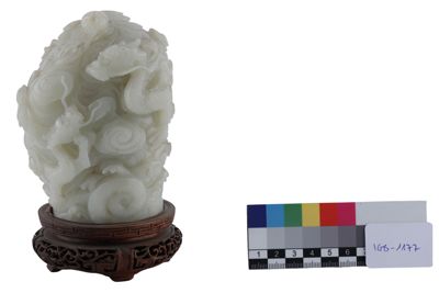 Foto Scultura in nefrite raffigurante lotta di draghi imperiali tra nubi IGB-001177_20251217_002.jpg