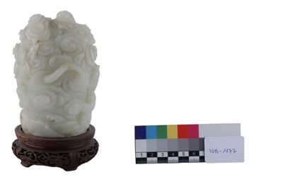 Foto Scultura in nefrite raffigurante lotta di draghi imperiali tra nubi IGB-001177_20251217_008.jpg