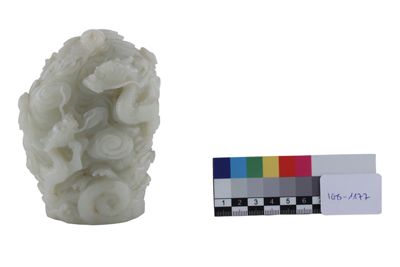Foto Scultura in nefrite raffigurante lotta di draghi imperiali tra nubi IGB-001177_20251217_010.jpg