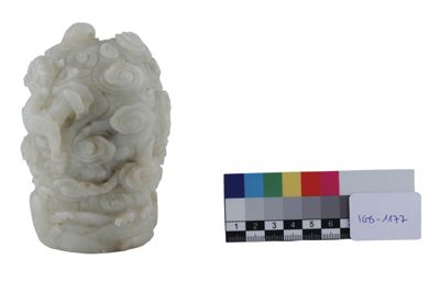 Foto Scultura in nefrite raffigurante lotta di draghi imperiali tra nubi IGB-001177_20251217_012.jpg