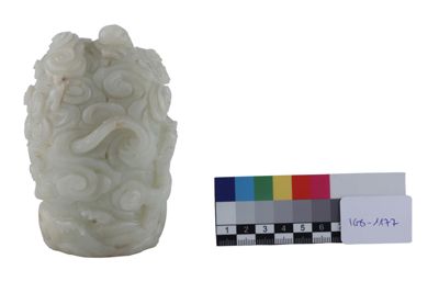 Foto Scultura in nefrite raffigurante lotta di draghi imperiali tra nubi IGB-001177_20251217_016.jpg