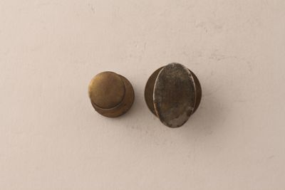 Foto Distintivi non identificati a sfondo bianco con scritte nere IGB-014791_20091029_002.jpg