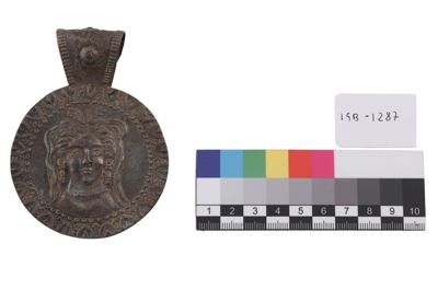 Foto Medaglione in argento sbalzato con testa di donna IGB-001287_20251001_002.JPG