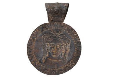 Foto Medaglione in argento sbalzato con testa di donna IGB-001287_20251001_003.JPG