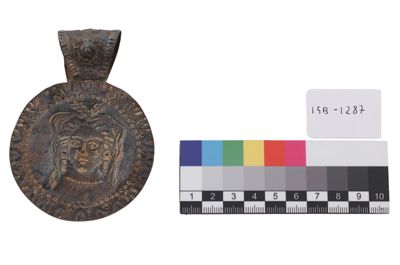 Foto Medaglione in argento sbalzato con testa di donna IGB-001287_20251001_004.JPG