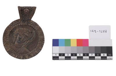 Foto Medaglione in argento sbalzato con testa di donna IGB-001288_20251001_002.JPG