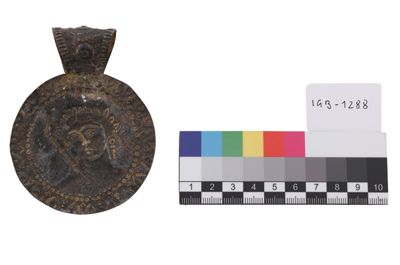 Foto Medaglione in argento sbalzato con testa di donna IGB-001288_20251001_004.JPG