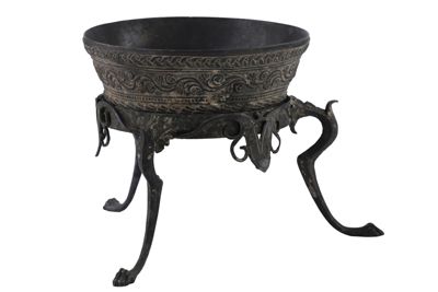 Foto Tripode con coppa in argento cesellato IGB-001303_20251217_005.jpg