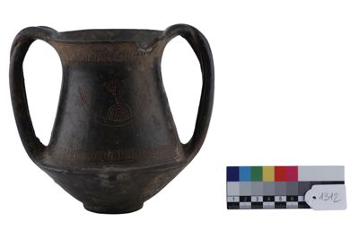 Foto Vaso in stile etrusco-neoattico a due anse con incisioni IGB-001312_20251217_008.jpg