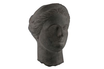 Testa femminile in basalto in stile etrusco-romano IGB-1319