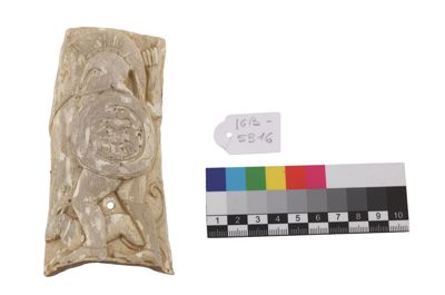 Foto Placca in gesso in stile etrusco con scena di caccia IGB-005316_20250912_002.jpg