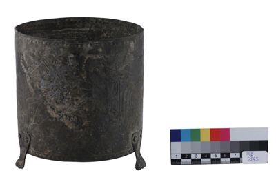 Foto Cista con coperchio e piedini in argento in stile etrusco-romano IGB-005345_20251217_010.jpg