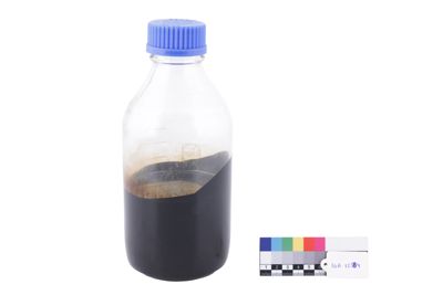 Foto Campione di petrolio grezzo SARAGO, 11.8 °API (0.98 g/cm3) IGB-012384_20260624_004.JPG