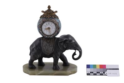 Foto Orologio da tavolo, figura di elefante in bronzo e base in marmo IGB-001432_20260519_004.JPG
