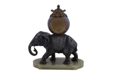Foto Orologio da tavolo, figura di elefante in bronzo e base in marmo IGB-001432_20260519_007.JPG