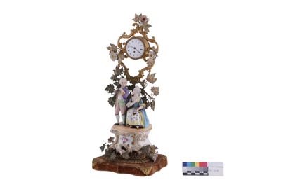 Foto Orologio di porcellana con due figure IGB-003233_20260519_002.JPG